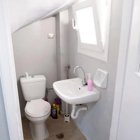 House Eight Ano Siros
